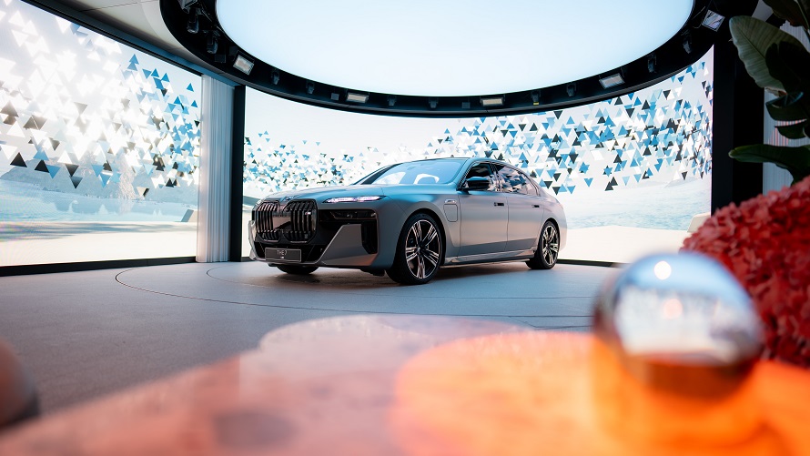 Woman arrives at BMW Welt with the Chauffeur Service